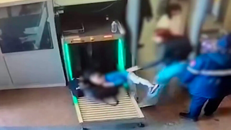 Руку ребенка зажевало в ленте досмотра на вокзале в Петербурге