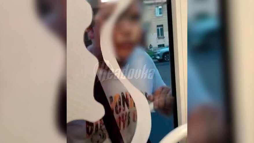 Винтажный магазин в Петербурге попал в осаду малолетних хулиганов