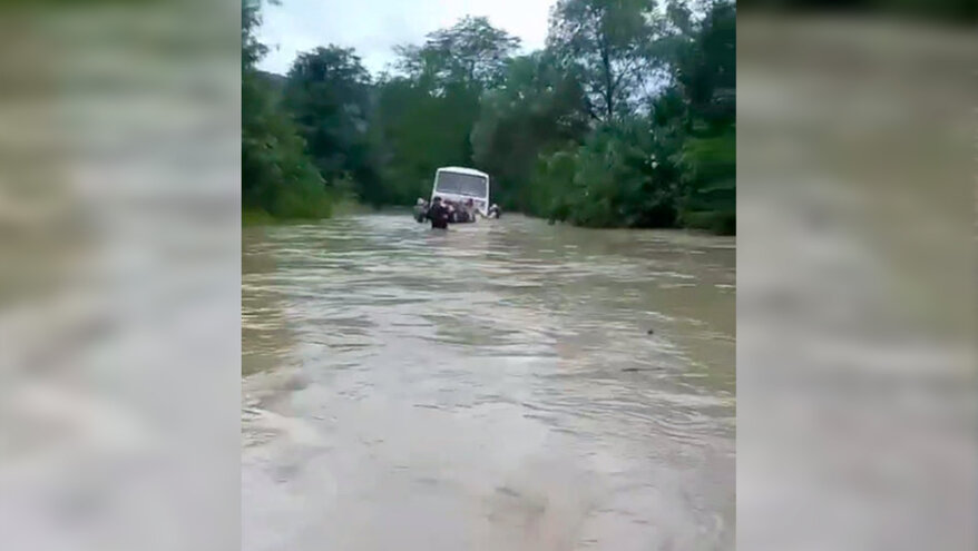 Автобус с 25 пассажирами упал в реку в Туапсинском районе
