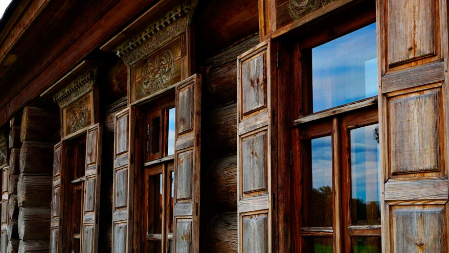 Мигрант заставил пенсионера-блокадника переписать на себя дом