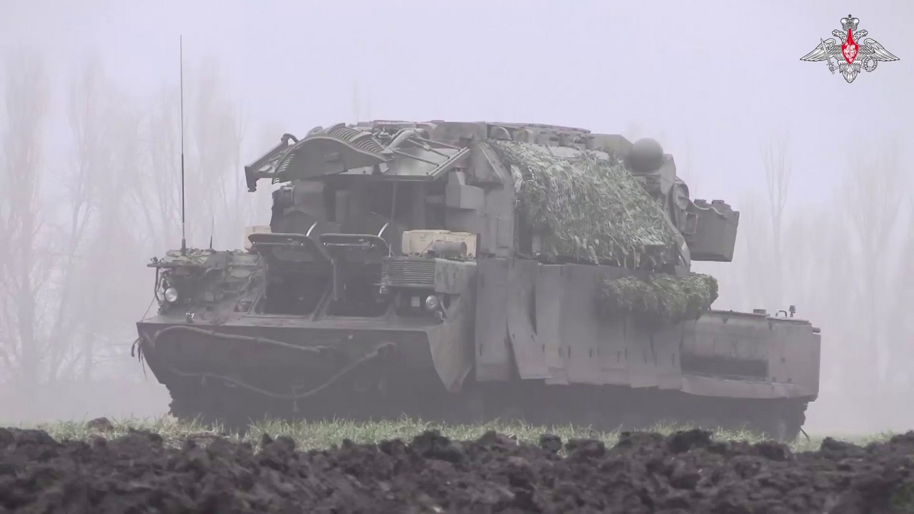 Украинские военные осуществили массовый налет дронов на российские регионы